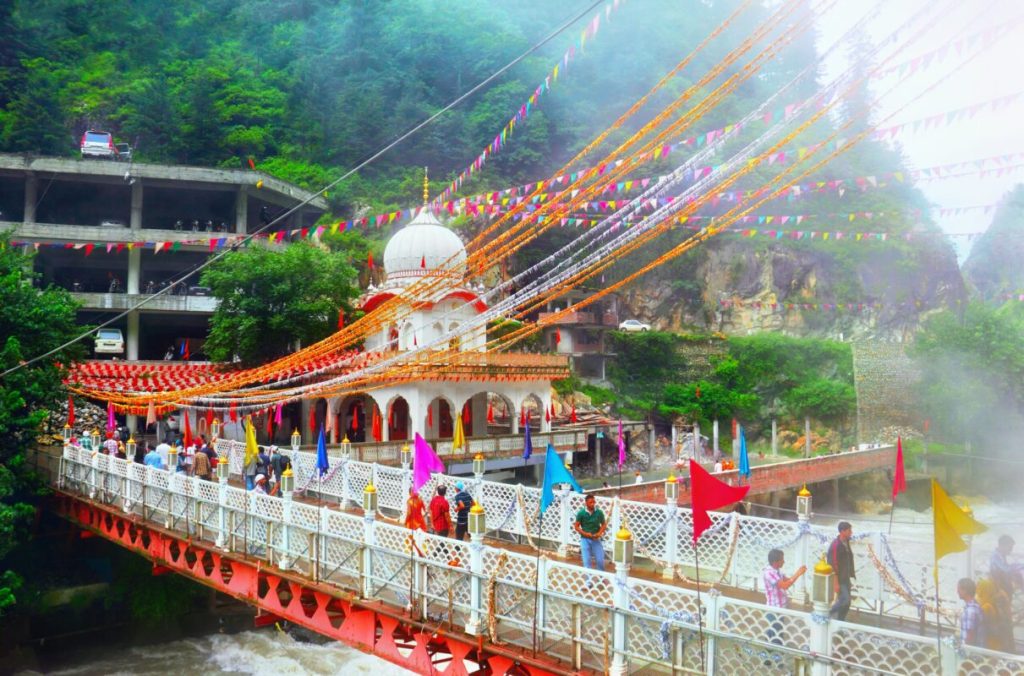 Manikaran/india,-,July,17:,Sikhs,Gurdwara,,Bridge,Over,Parvati,River