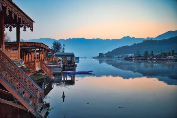 Srinagar Gurez & | Sonamarg or Gulmarg